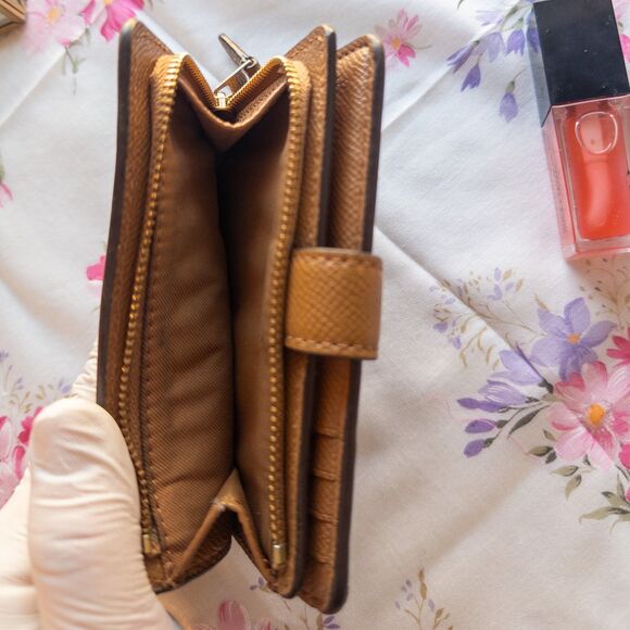 Coach Medium Corner Zip Wallet in Crossgrain Leather | Style F11484 - Picture 4 of 4